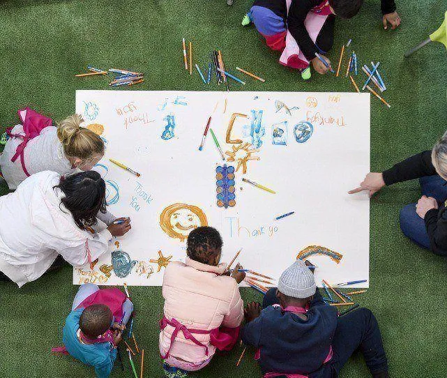 Kids Decorating an empty canvas 2